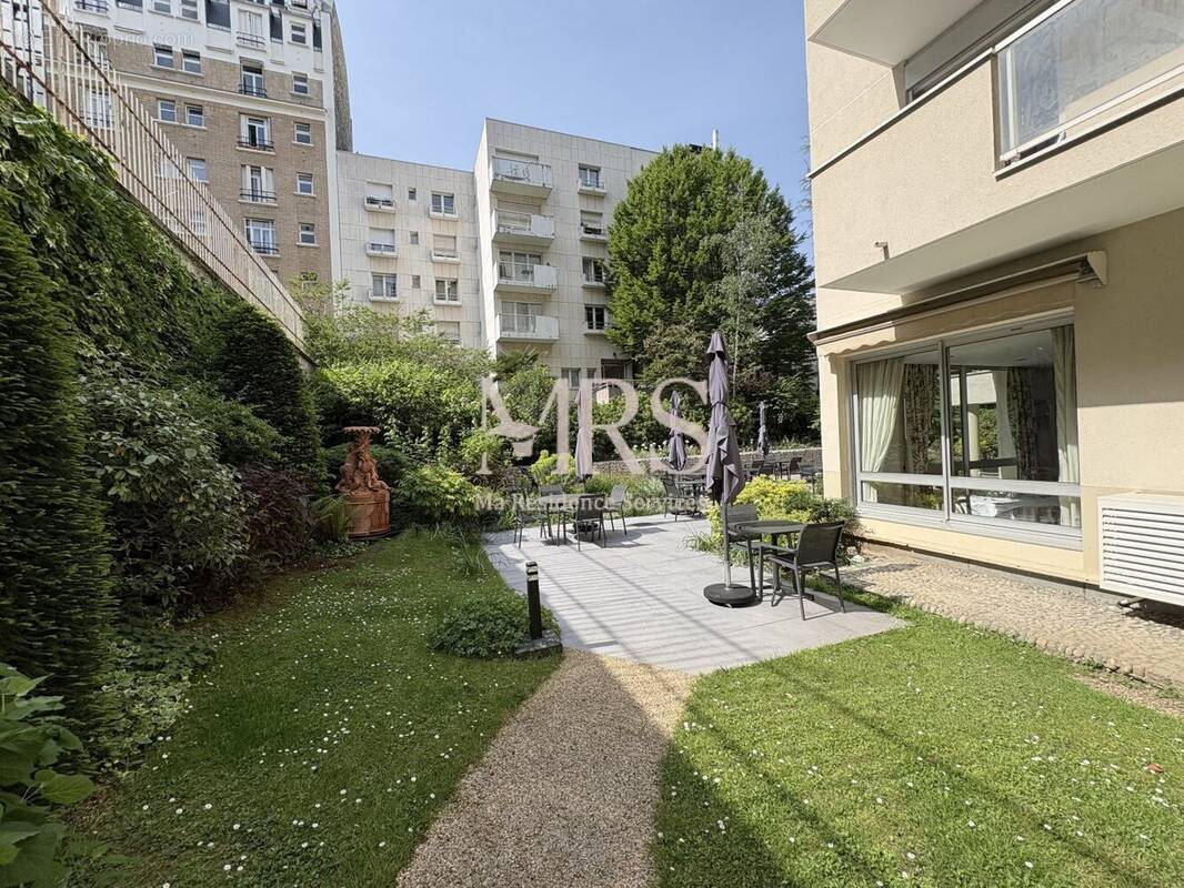 Appartement à PARIS-16E