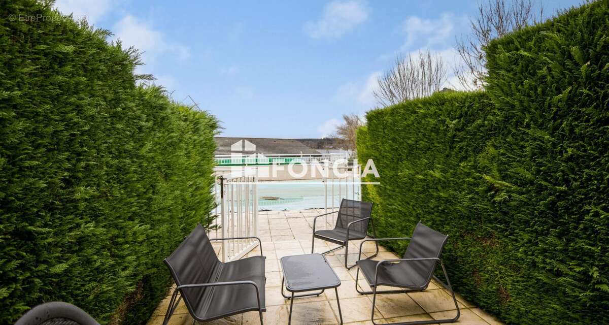 Appartement à SALLES-CURAN