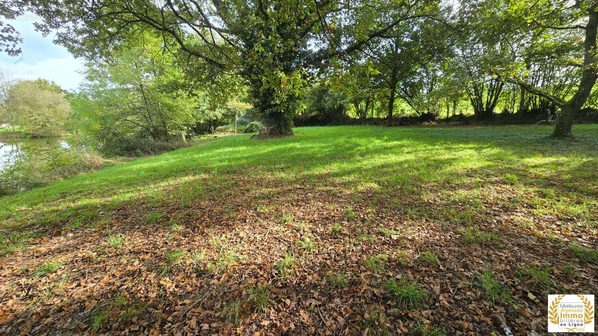 Terrain à SAINT-LEONARD-DES-BOIS