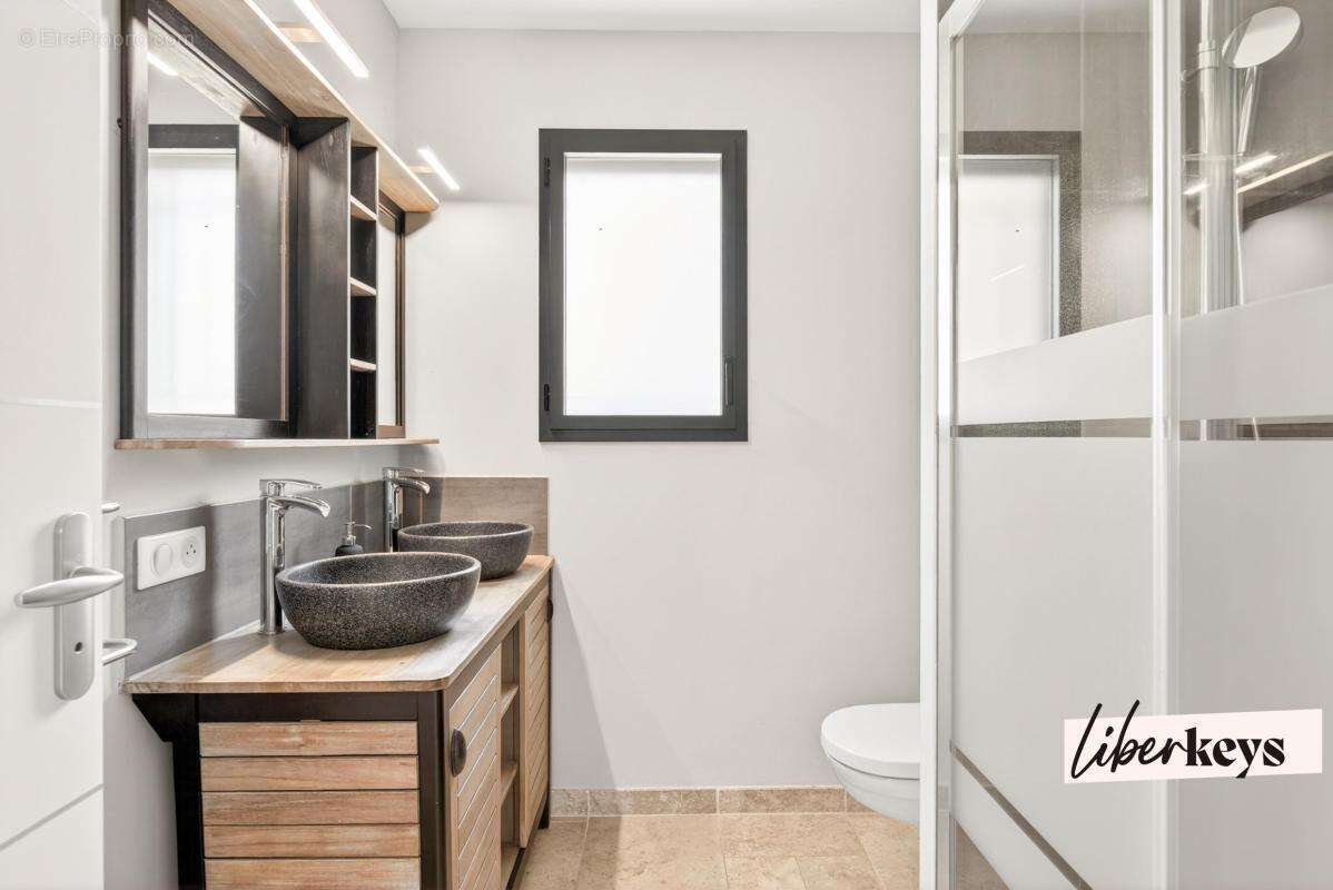 À vendre à Gordes – Élégante villa contemporaine avec piscine, garage et prestations haut de gamme - photo 10