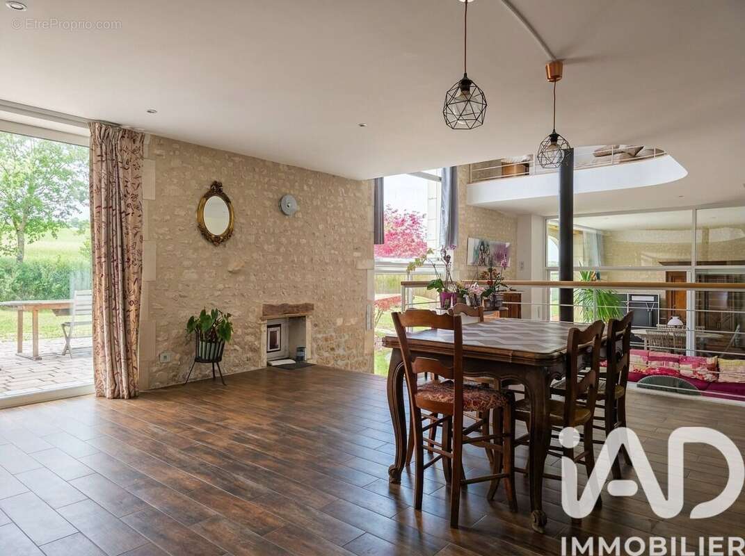 Maison 308 m² à Bouteville  - photo 7