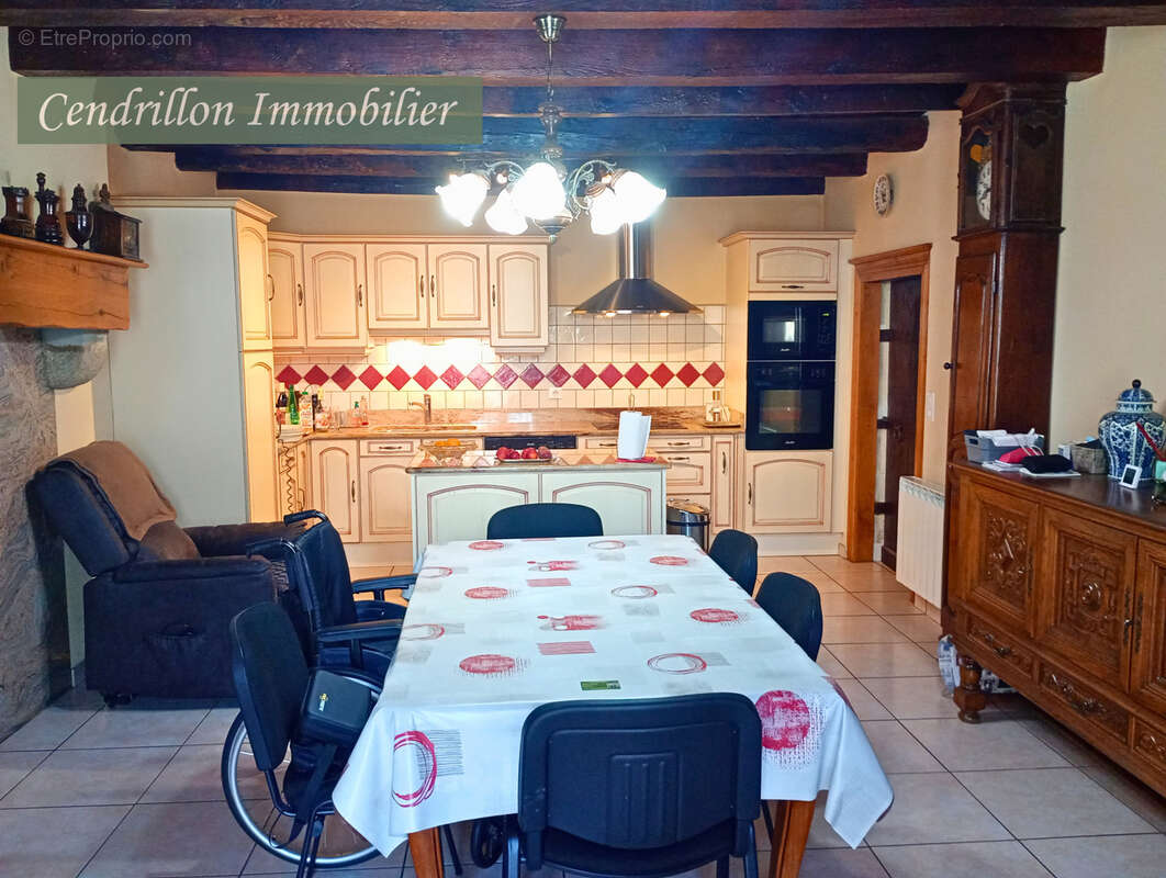 Maison en pierre indépendante avec 3 chambres sur un parc arboré de 4200 m2 avec dépendances  et puits - photo 6