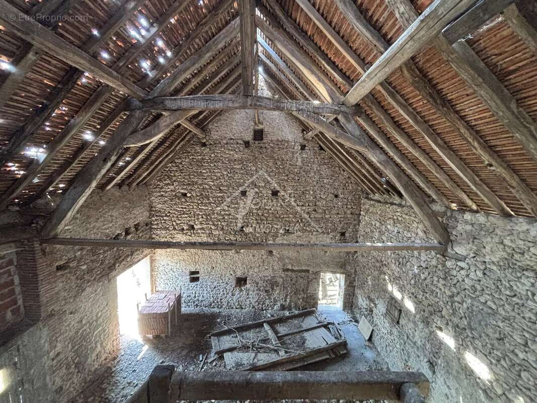 Corps de ferme à rénover avec 14710 m² de terrain - photo 12