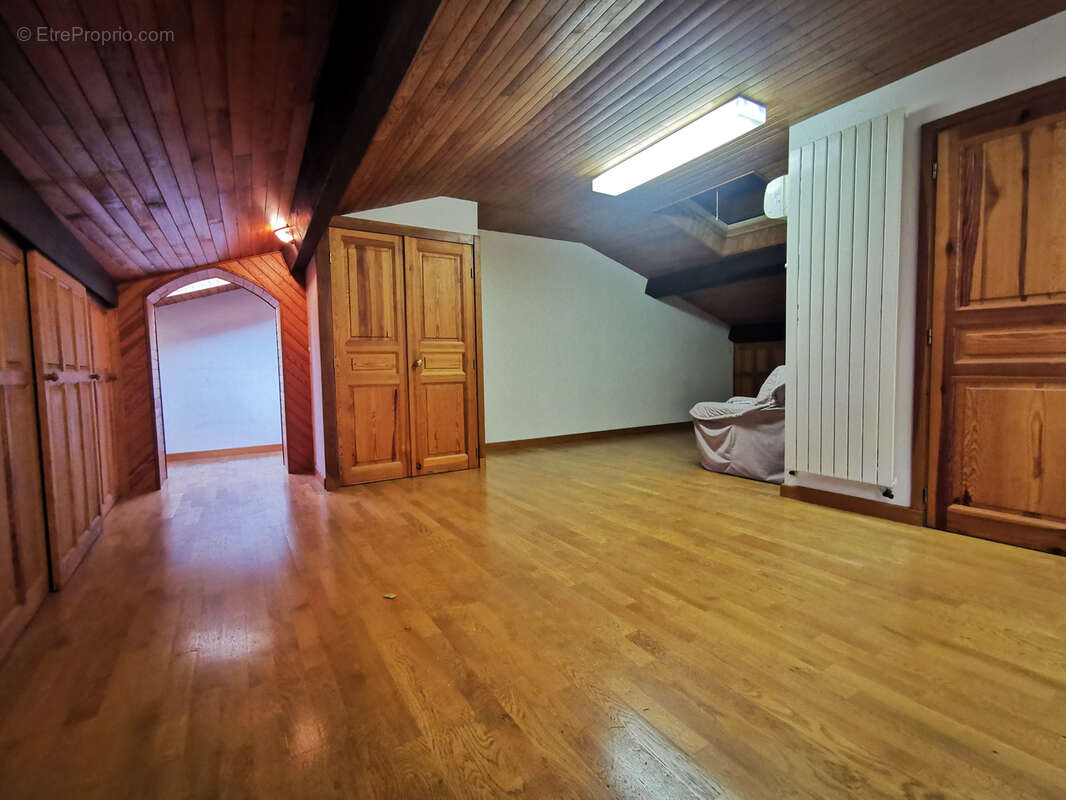 Appartement à COURS-LA-VILLE