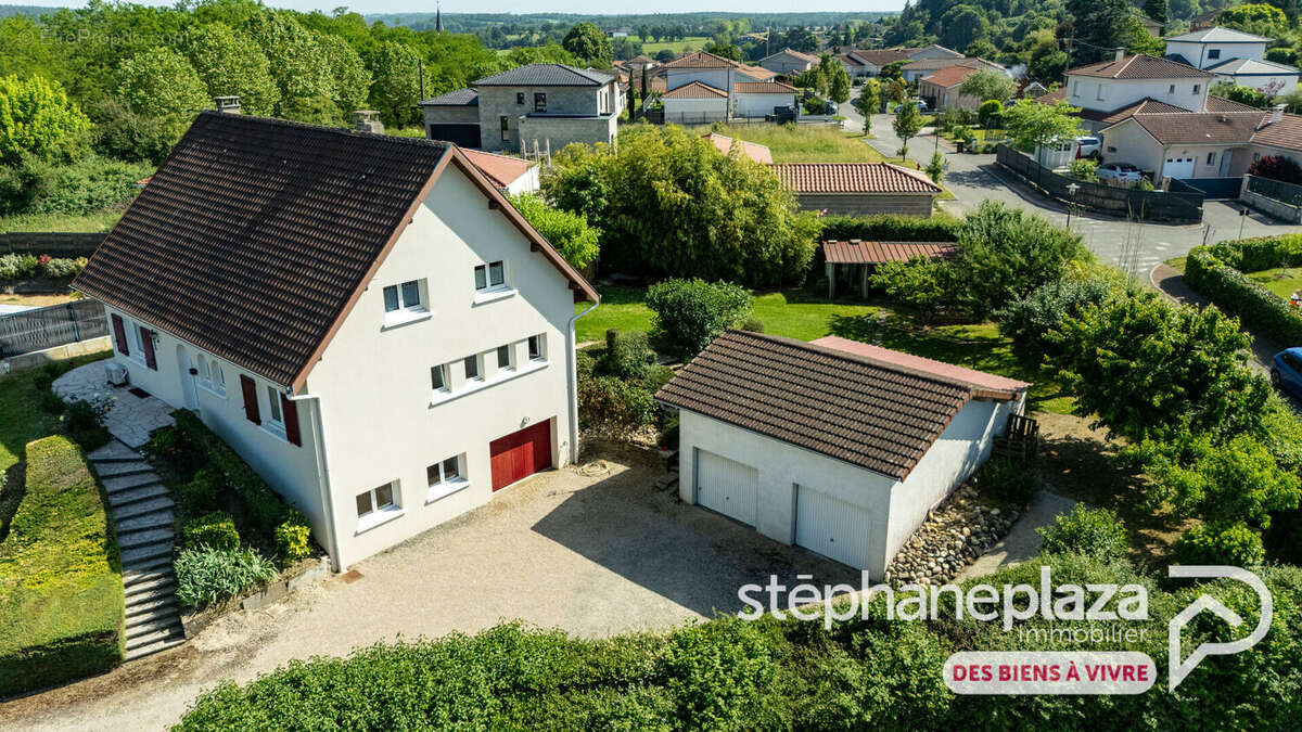 Maison rénovée 173m² habitables, 4 chambres, 100m² de sous-sol semi-enterré + garage double indépendant de 37m² - à CHALAMONT - photo 4