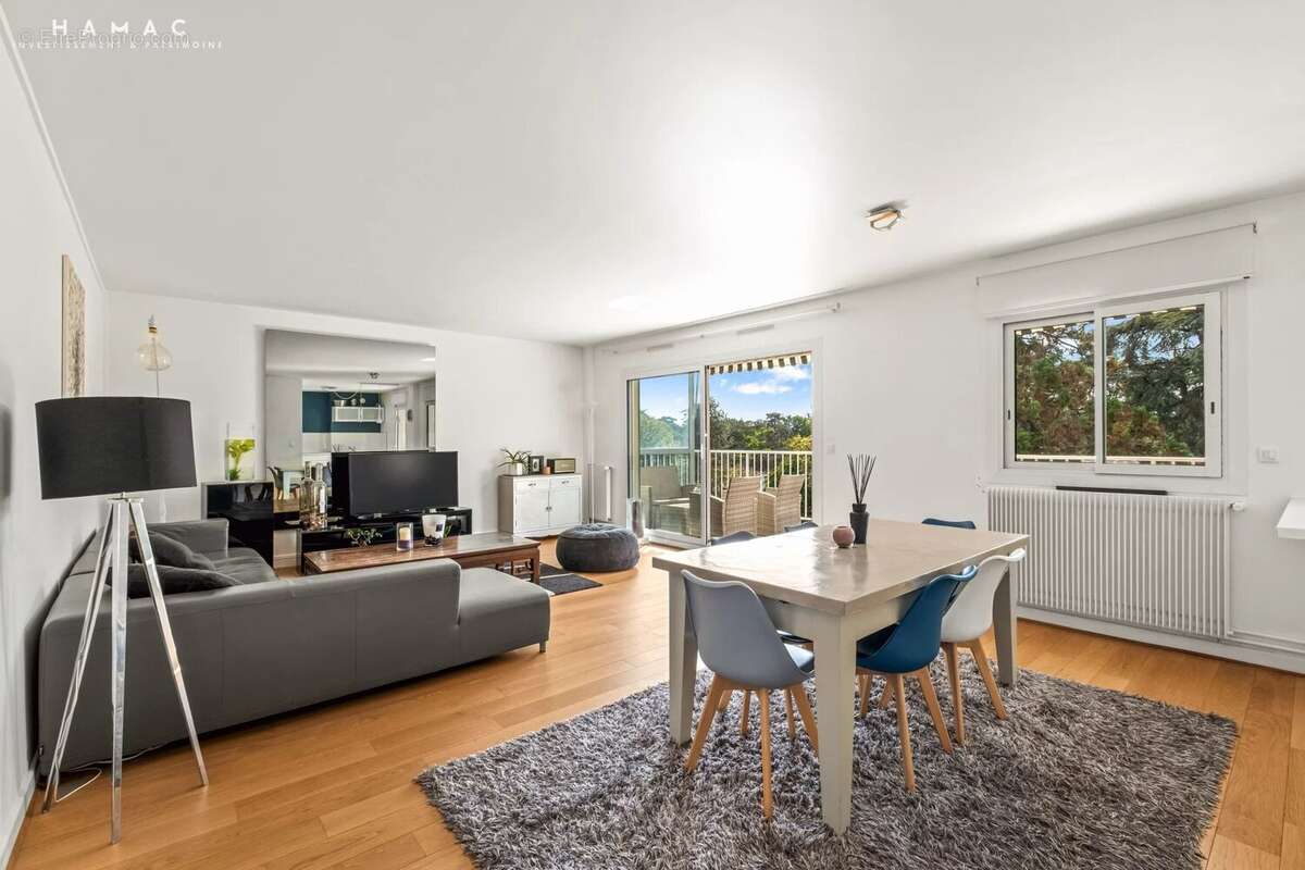 Écully Centre - À vendre - Appartement 5 pièces de 123 m² avec terrasse  - Garage & Place de parking privative - photo 2