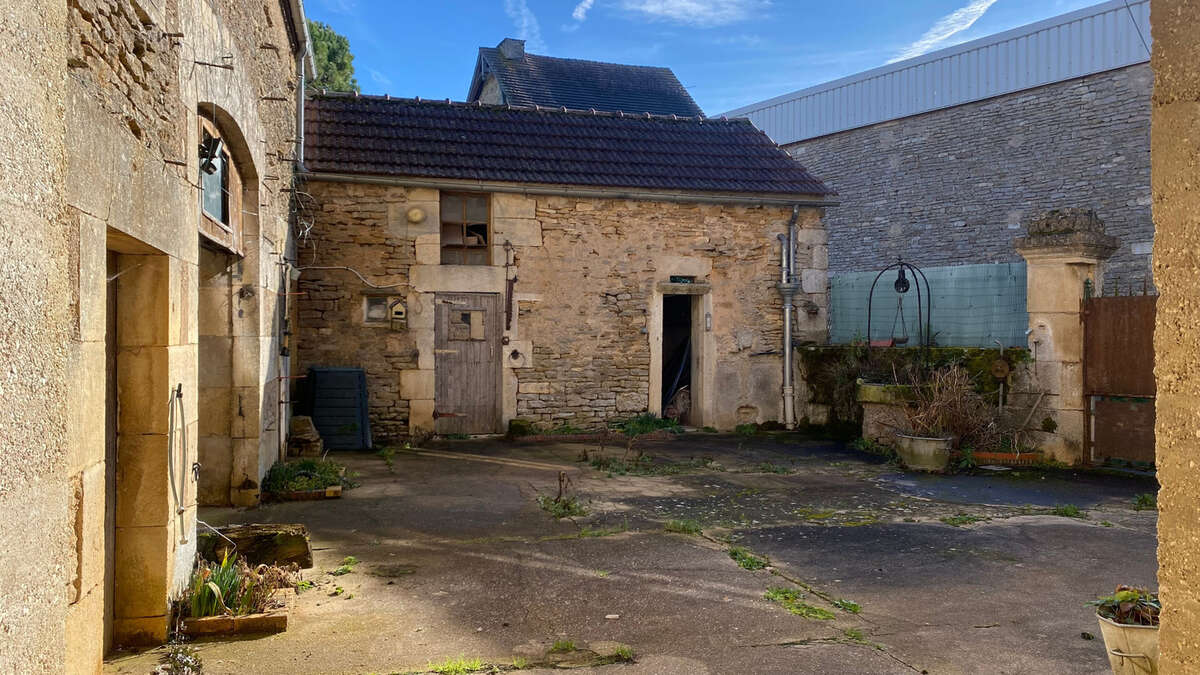 Charmante maison de village à vendre 70m² COUTARNOUX (89) avec dépendances et cour intérieure - photo 4