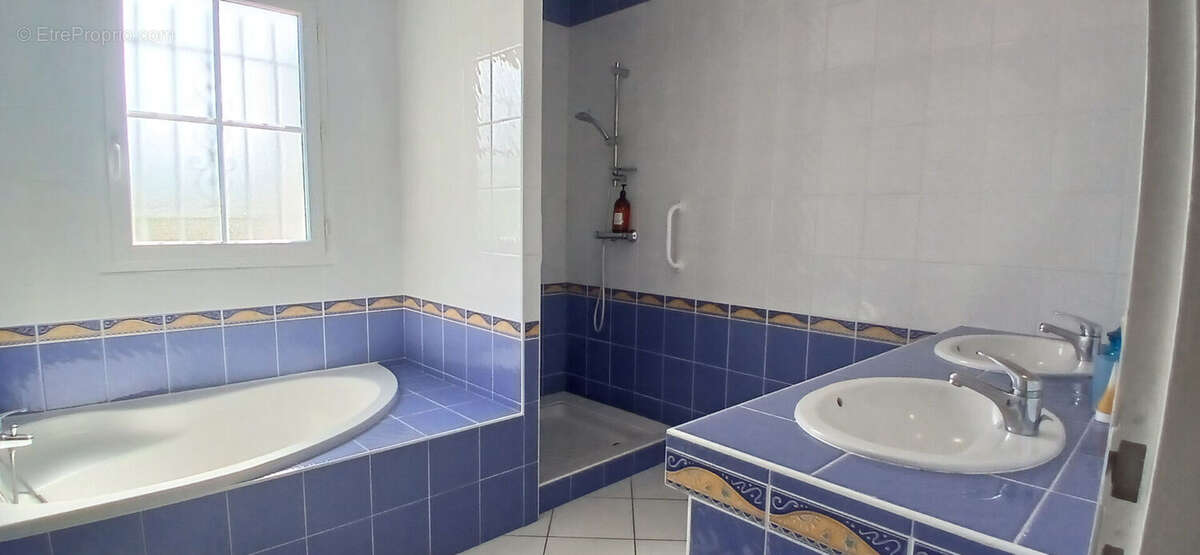 PLAIN PIED  122 m² et garage - Saint Sulpice De Royan 5 pièce(s) sur  679m² - photo 15