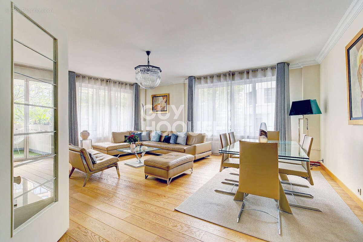 Appartement à PARIS-16E