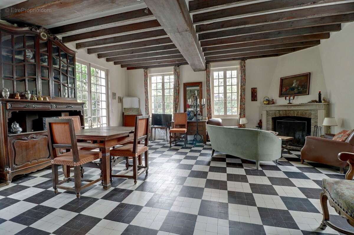 Maison à LA QUEUE-LES-YVELINES