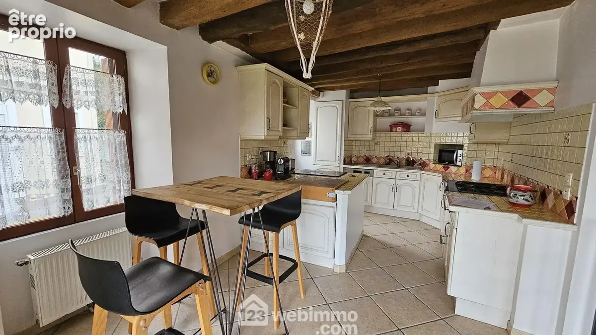 Une cuisine ouverte avec un second espace pour vos repas.