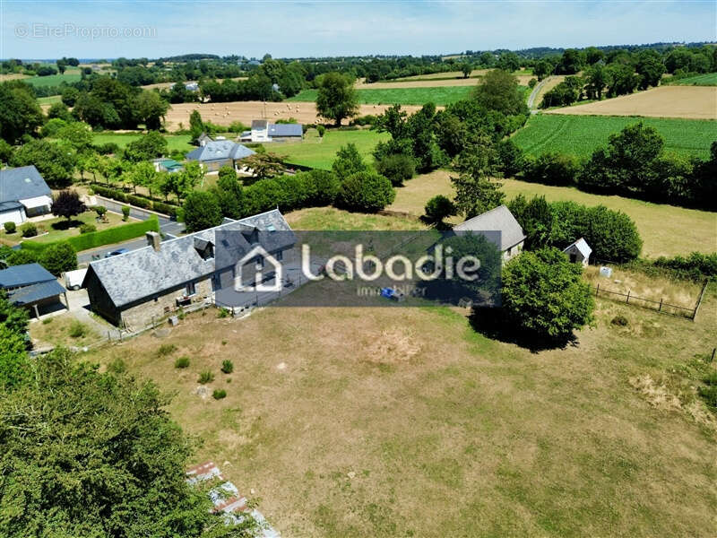 A 2 pas de VIRE, Maison 150m2, 5 pièces avec 112000m2 de terrain - photo 13