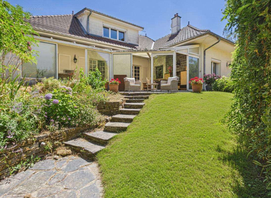 Maison de 179 m2 à Loudun , 5 chambres, grand jardin arboré, garage, vaste sous sol - photo 15
