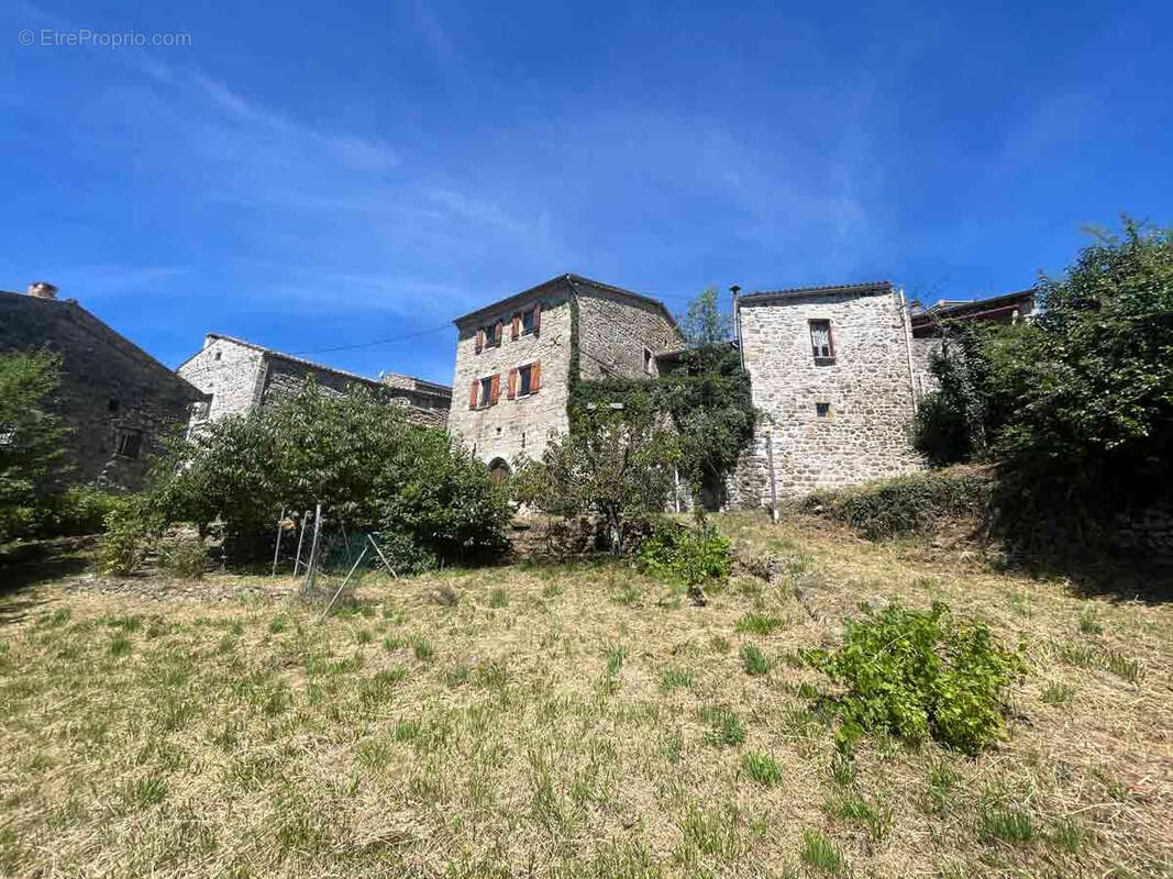 Dans un hameau typique, un ensemble immobilier de 3 maisons avec 8300 m2 de terrain et une vue splendide. - photo 7