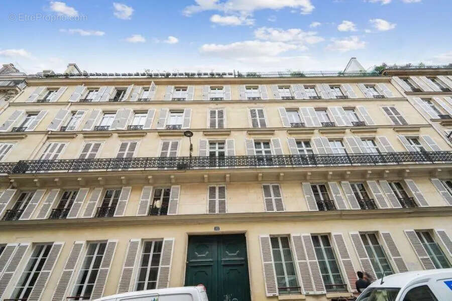 Commerce à PARIS-8E