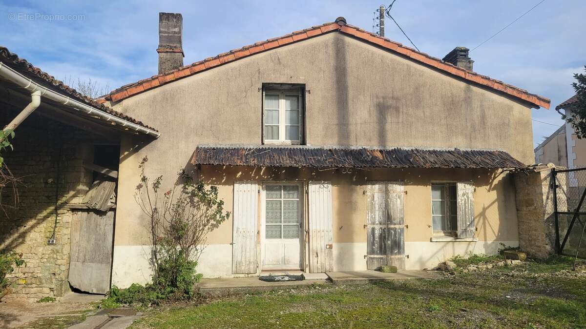 Maison de village à rénover avec dépendances - photo 2