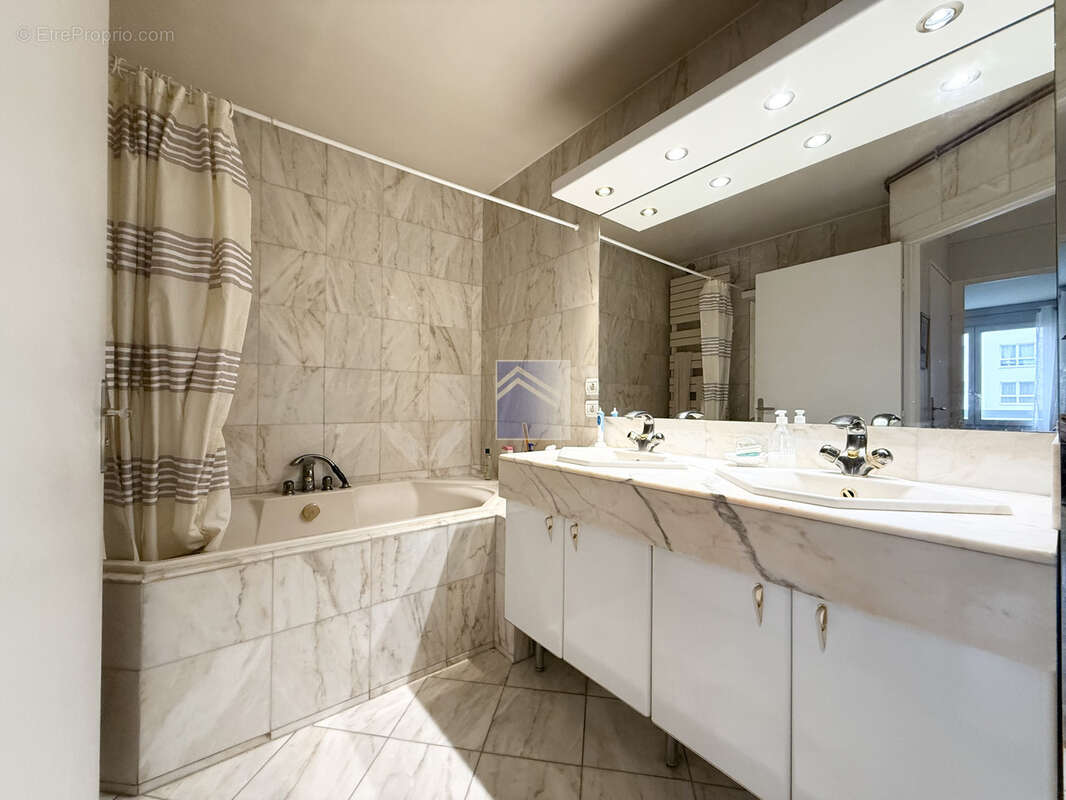 Appartement à COURBEVOIE