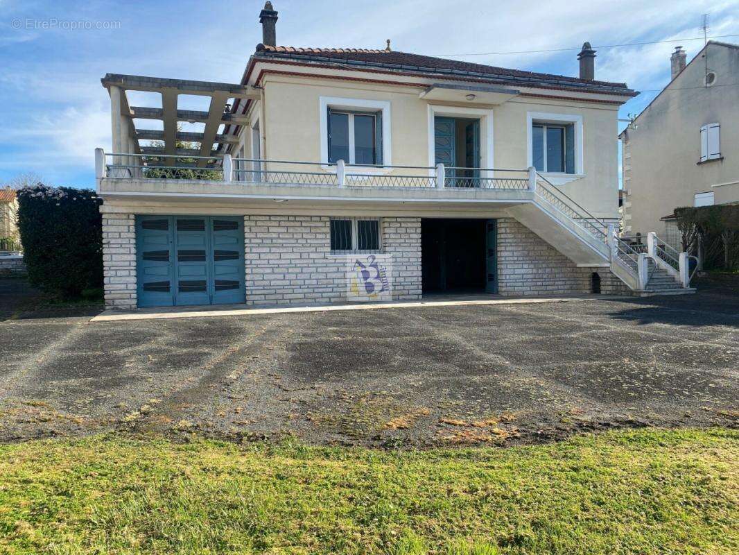 Maison à MAGNAC-SUR-TOUVRE