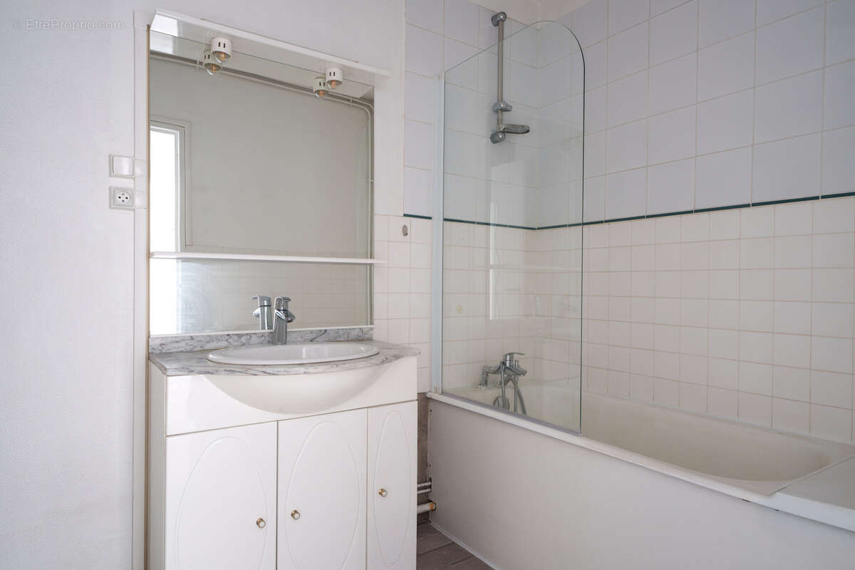 Appartement f1bis meuble proche tram et commerces avec locataire en place - photo 4