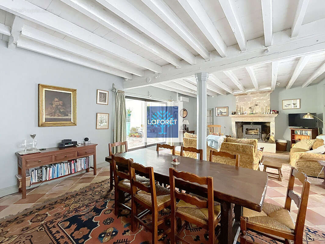 Maison à BUSSAC-FORET