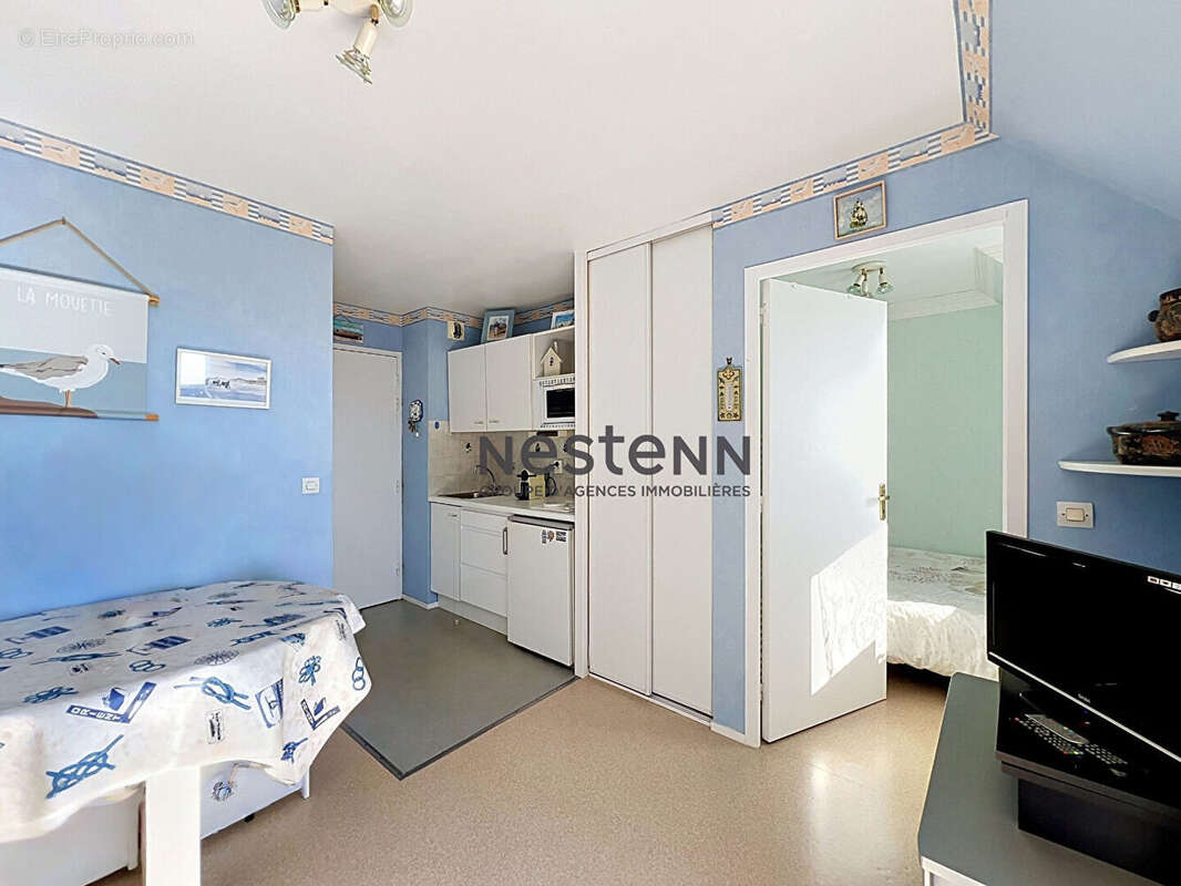 A vendre studio dernier étage avec coin nuit et balcon à deux pas de la plage - photo 3