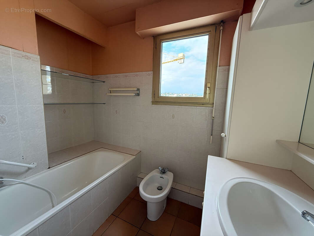 Appartement à SAINT-LAURENT-DU-VAR