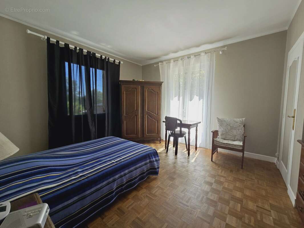 Maison familiale spacieuse avec 4 chambres, un grand sous-sol et une piscine - photo 10