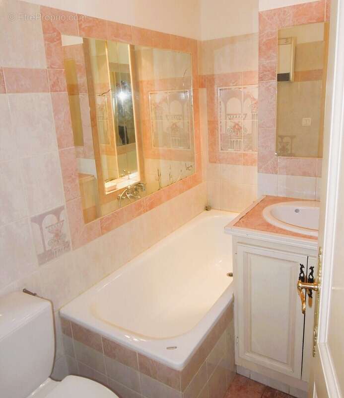 Appartement à COLLOBRIERES