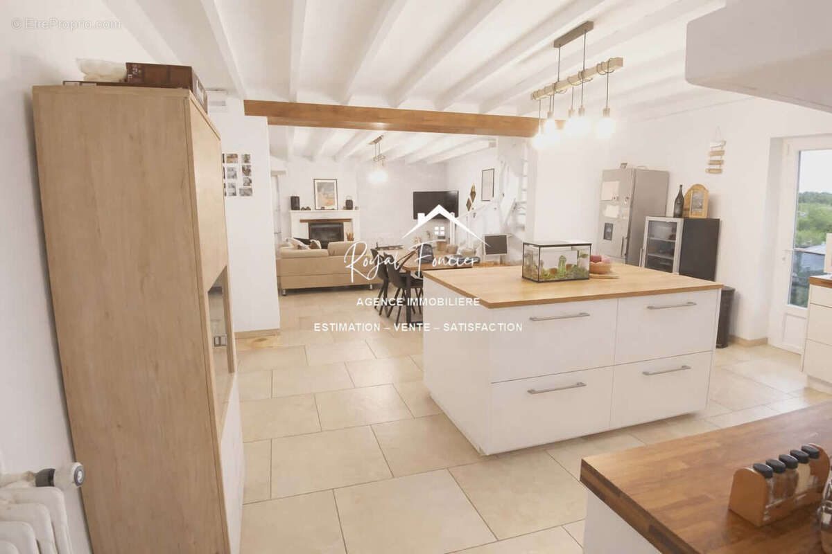 Pièce de vie avec cuisine de 50 m2 - Maison à MONDION