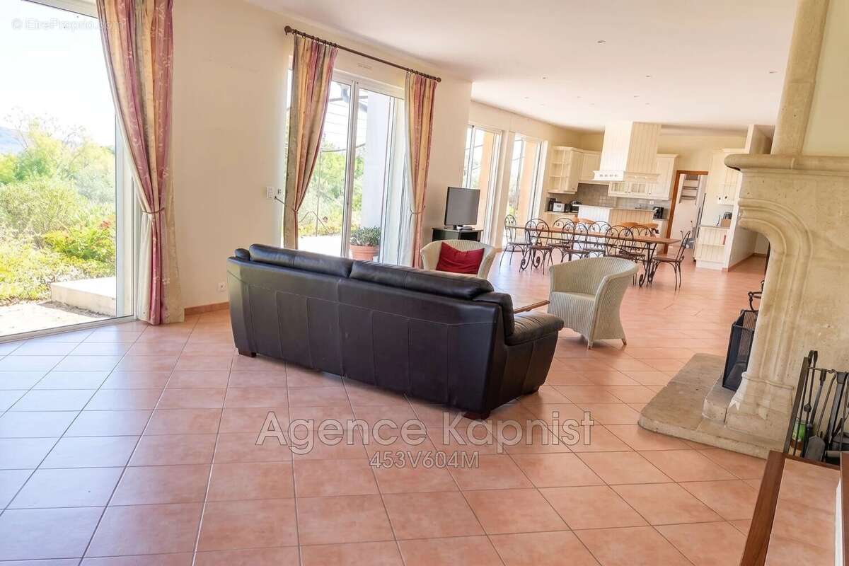 Maison 350 m² à Flayosc  - photo 3