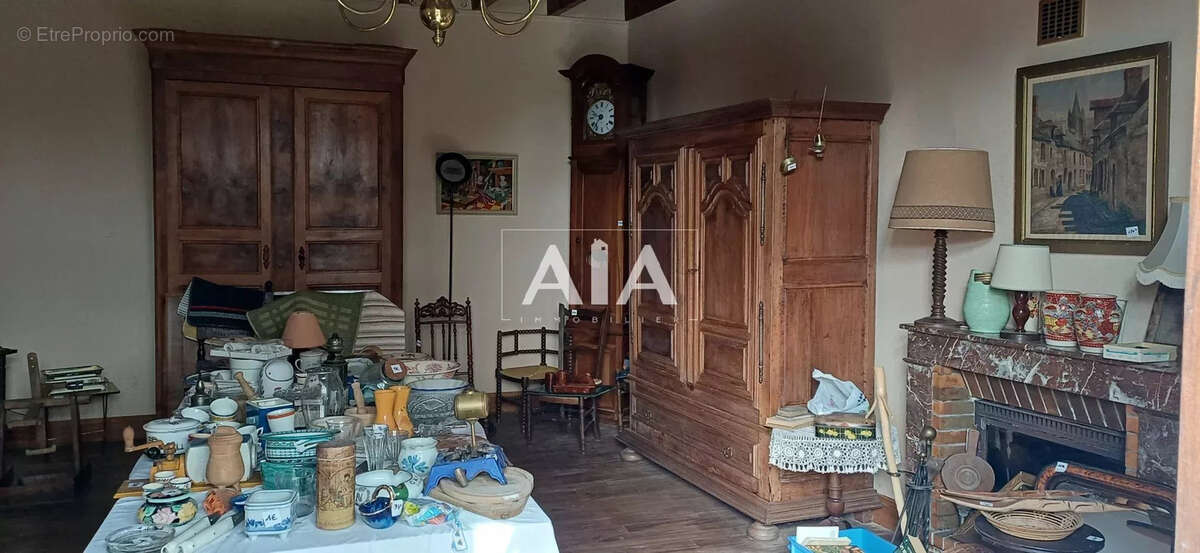 Maison à LES ADJOTS