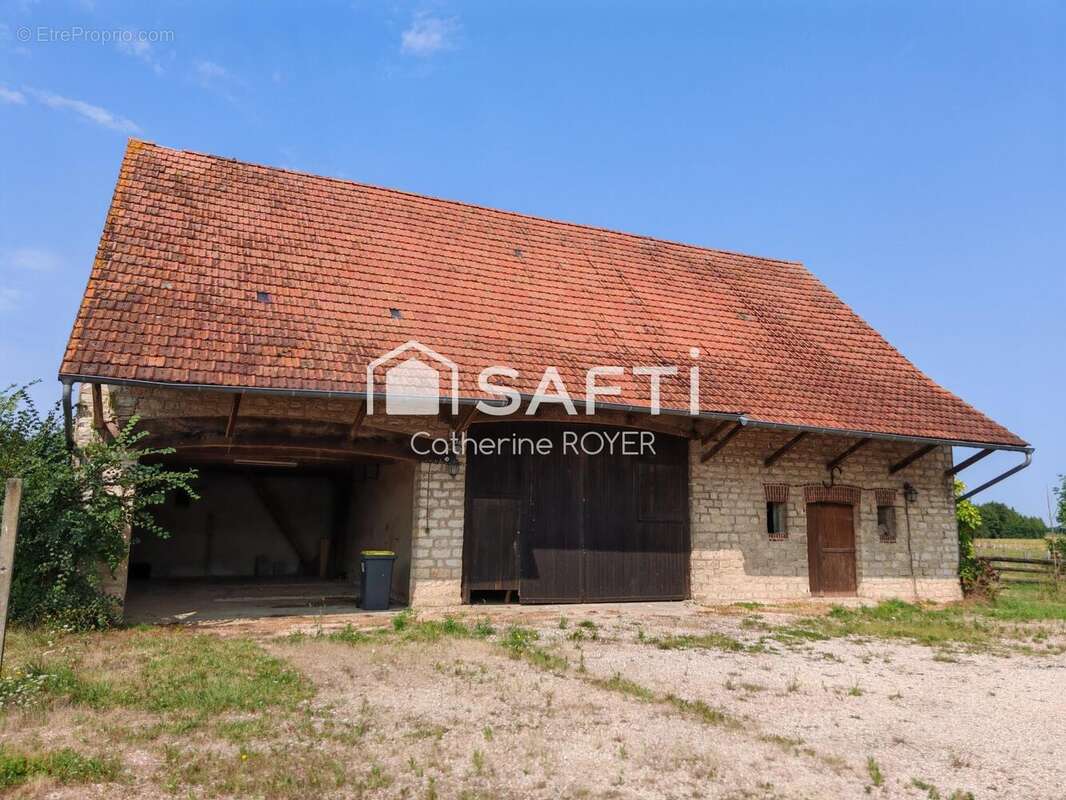 Maison 140 m² à La Chapelle-Saint-Sauveur  - photo 3
