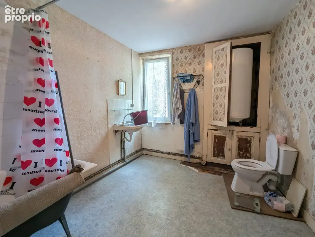 salle de bains avec WC