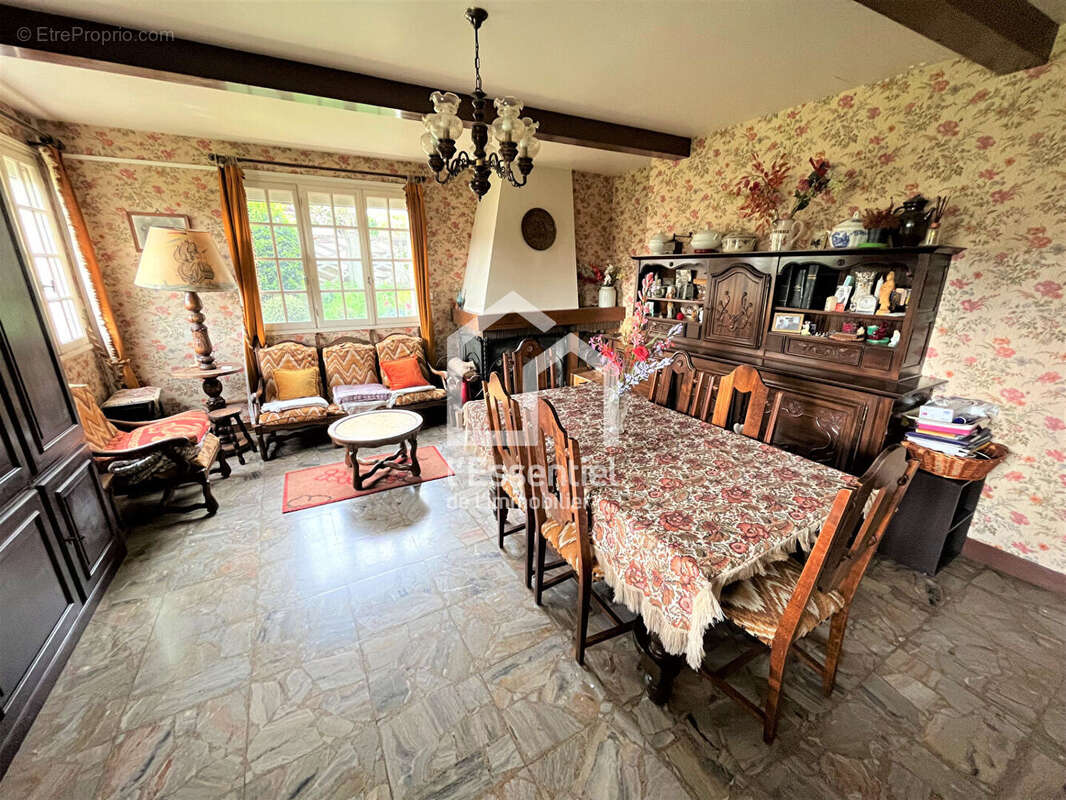 Maison à CHANTELOUP-LES-VIGNES