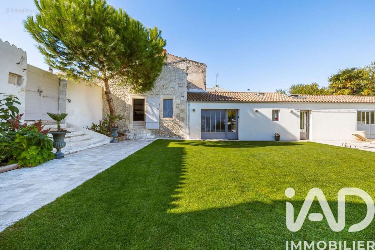 Maison 300 m² à La Rochelle  - photo 8