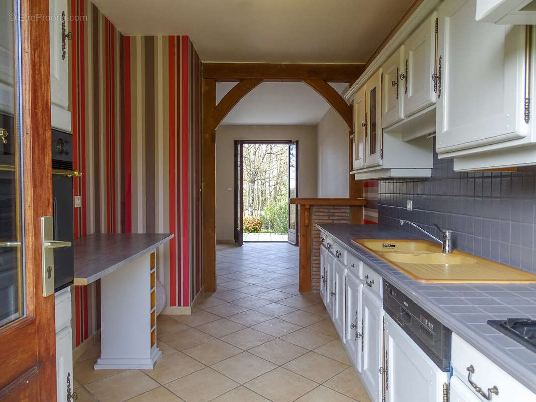 Maison à LA CHAPELLE-MONTMARTIN