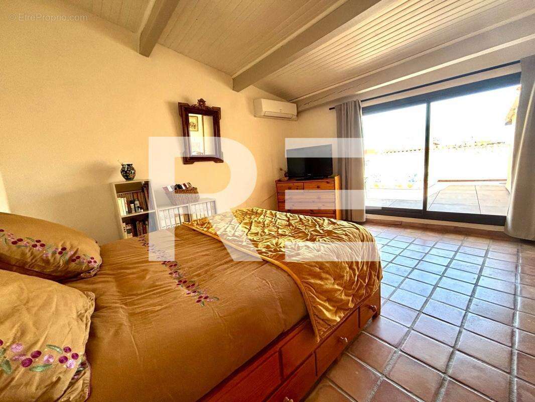 Commerce à SAINTES-MARIES-DE-LA-MER