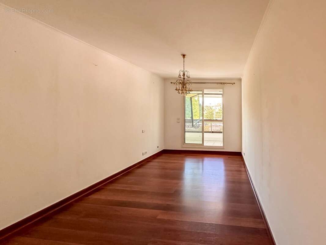 Appartement à SAINT-LAURENT-DU-VAR