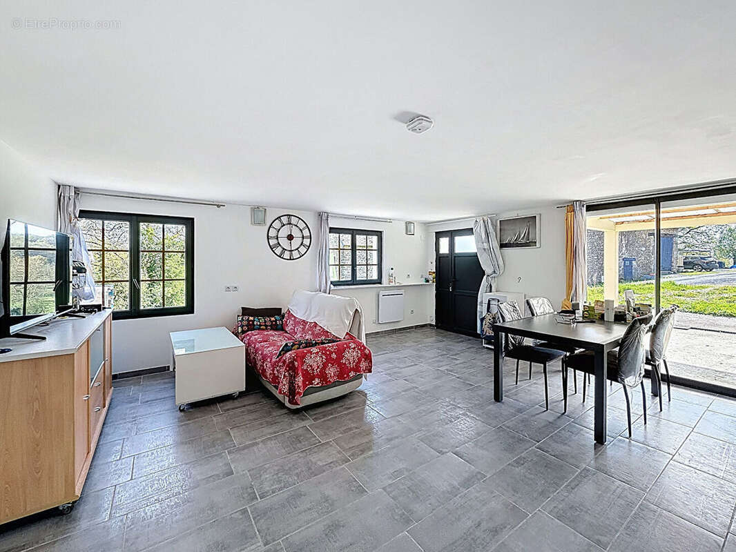 Ensemble immobilier - entièrement rénovée - photo 3