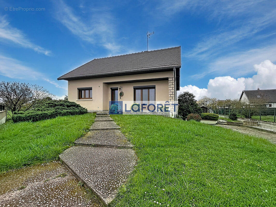 Maison à SAPIGNICOURT