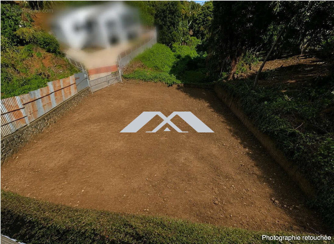 Terrain à LE TAMPON