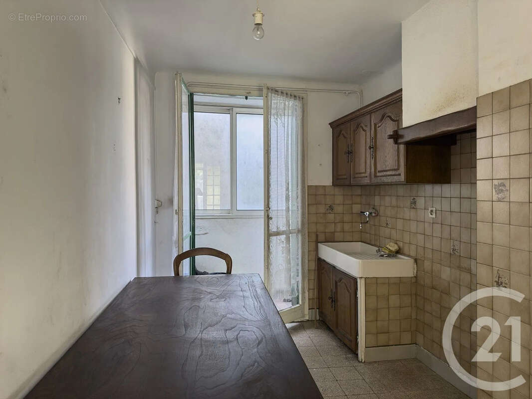 Appartement à MARSEILLE-4E