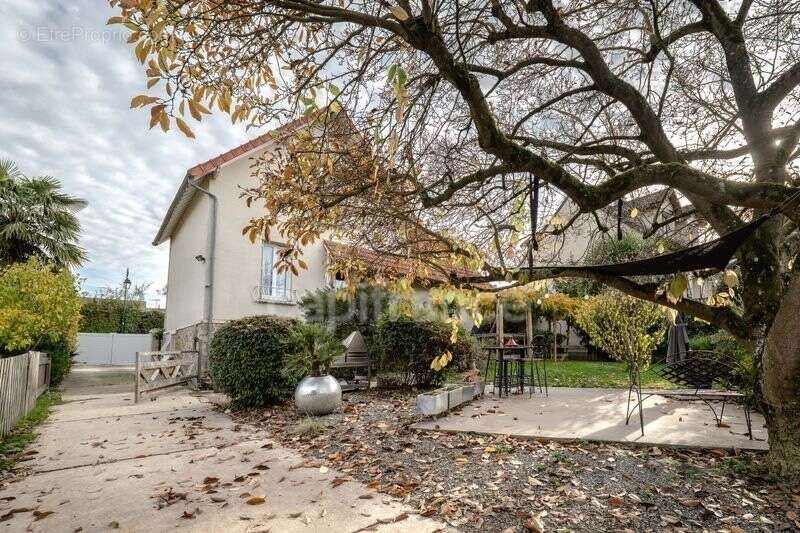 Maison à LES CLAYES-SOUS-BOIS
