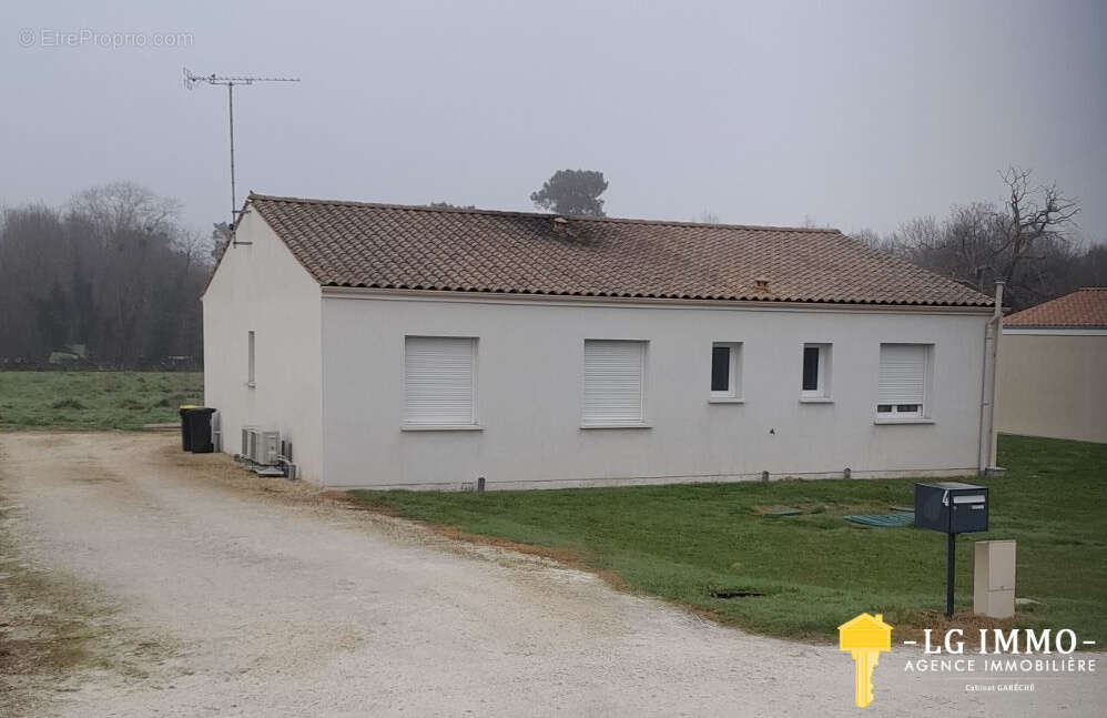 Maison récente de plain-pied au milieu de son jardin avec garage - photo 17