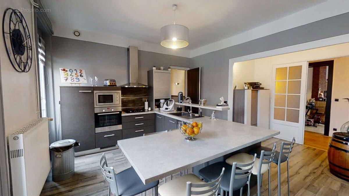 Appartement à LE CHAMBON-FEUGEROLLES