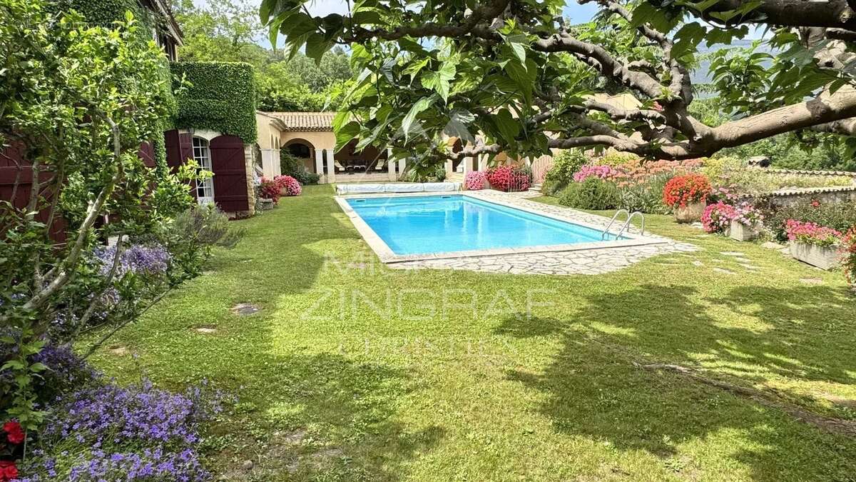 Propriété d'exception avec forêt, parc , tennis et vue dégagée. - photo 3