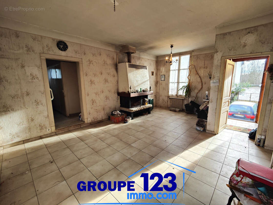 Maison avec près de 6 000 m2 de terrain   Un fort potentiel à révéler - photo 2