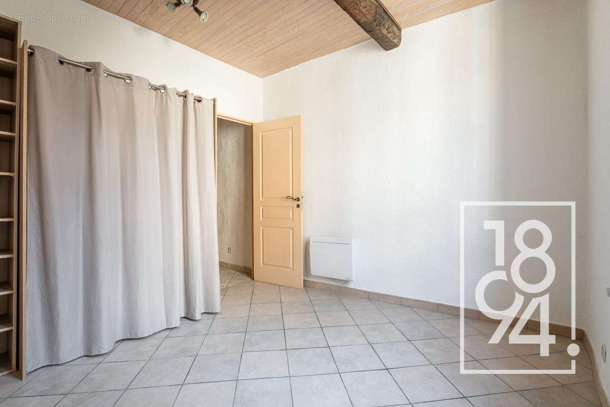 Appartement à CEYRESTE