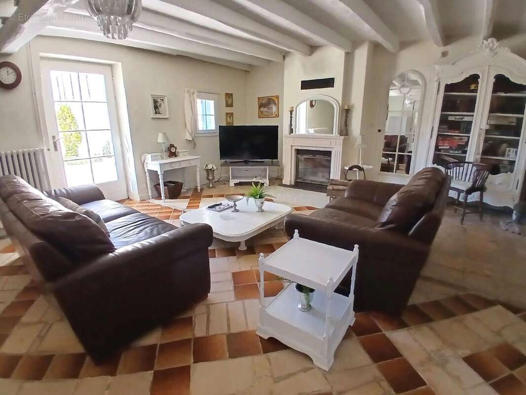 Maison à SAINT-JEAN-D'ANGELY