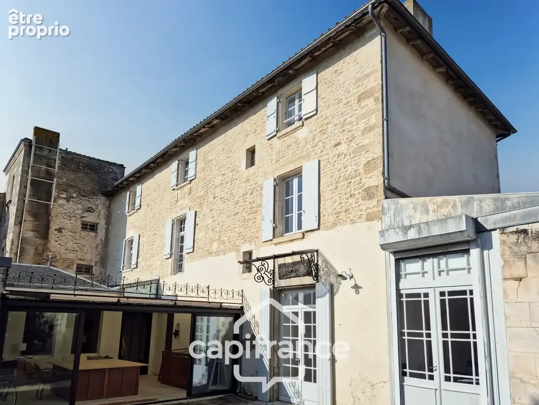 En CHARENTE MARITIME, A SAINT JEAN D'ANGELY (17), Maison de caractère à vendre 12 pièces  avec jardin, proche commerces - photo 5